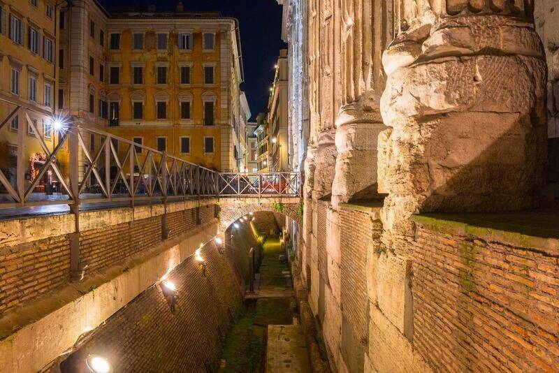 Piazza di Pietra, Roma