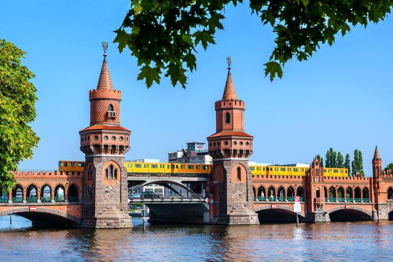 Oberbaum Köprüsü ve Sarı Tren, Berlin